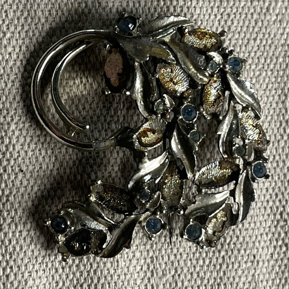 Vintage Sarah Coventry Silver Tone & Gold Leaf Wreath Brooch with Blue As Is - Picture 1 of 4